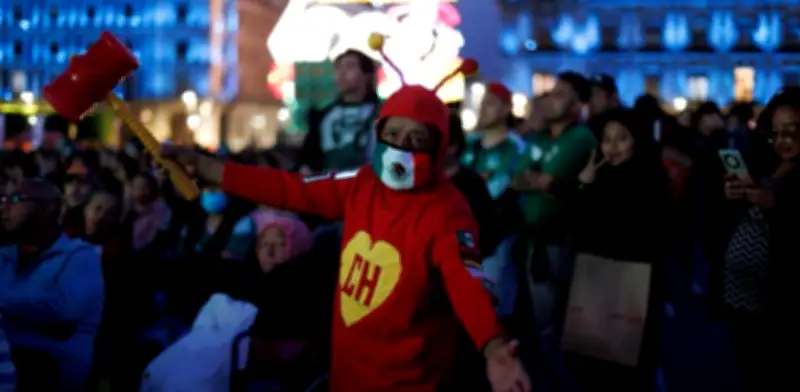 Multitud en el Zócalo para ver México vs Portugal con Brugada en primera fila