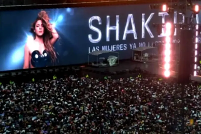 Multitudinaria Espera por Shakira en el Zócalo de la Ciudad de México