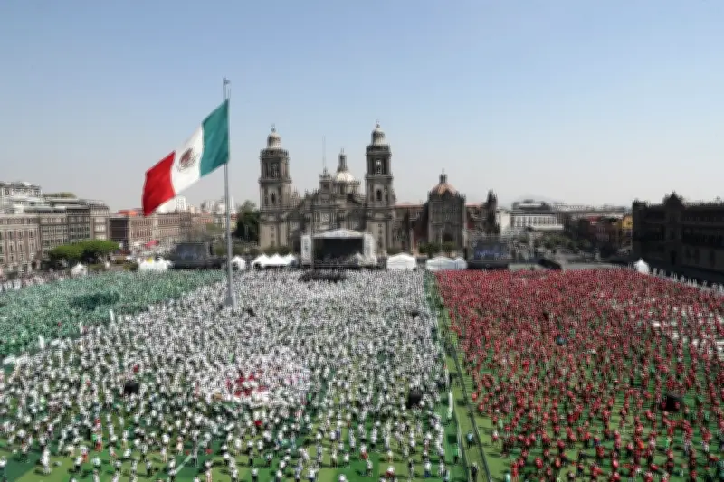 México establece Récord Guinness con la clase de fútbol más masiva del mundo en el Zócalo