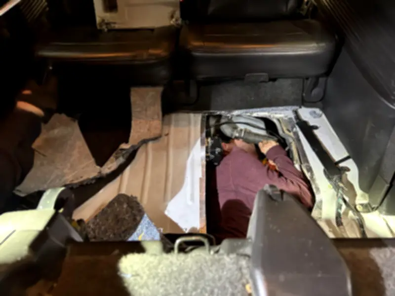 México: Migrante escondido en tanque de gasolina es detectado por perro en frontera con EU