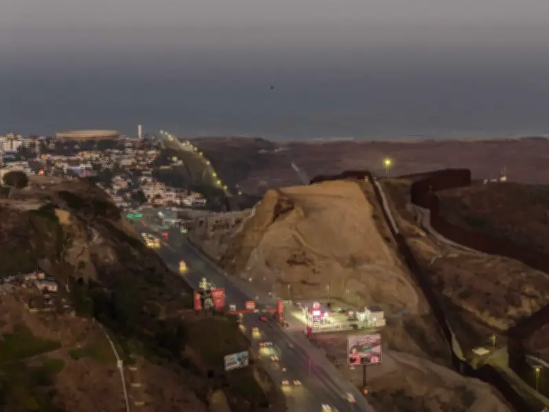 México: Migrante sufre quemaduras al esconderse en vehículo para cruzar a EU