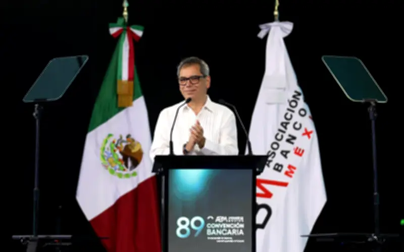 México prevé impacto neutro en economía por alza del petróleo por guerra en Irán