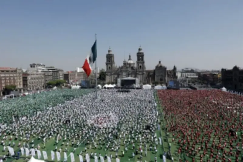 México rompe récord Guinness con clase de fútbol masiva en el Zócalo capitalino