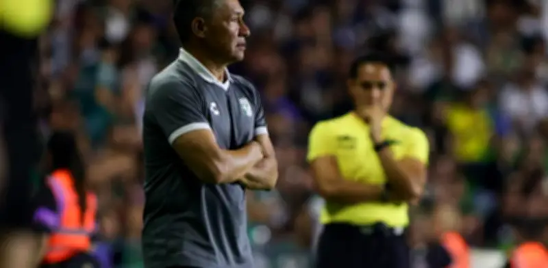 Nacho Ambriz renuncia al León tras goleada y crisis deportiva