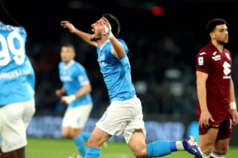 Napoli derrota a Torino y se acerca al subcampeón Milan en la Serie A
