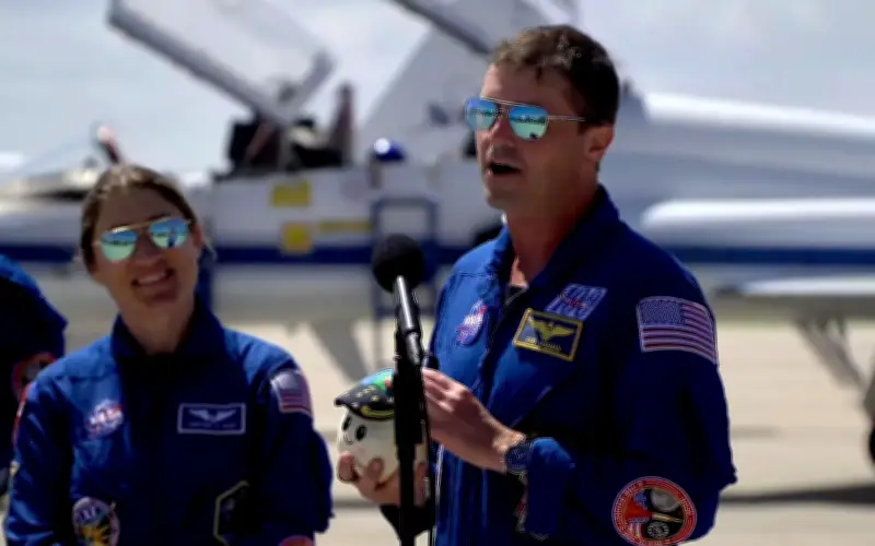 NASA revela a Rise, la mascota lunar que acompañará a Artemis II como indicador de gravedad cero