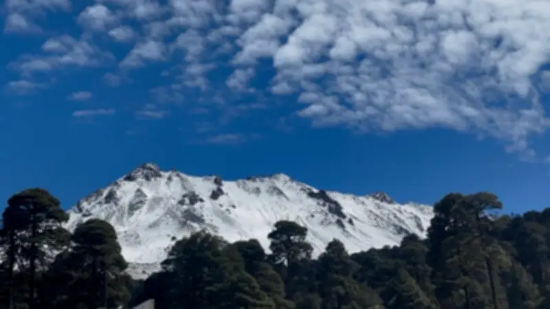 Nevado de Toluca se cubre de blanco en primavera por lluvias y frío