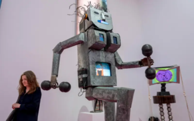 New Museum de Nueva York se reinventa con un 'beso arquitectónico' y arte futurista