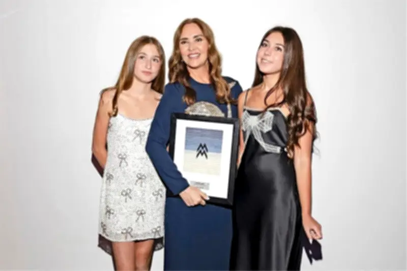 Ángela Fuentes recibe reconocimiento en la Gala Fashion Forward 2026 por su impacto en la moda