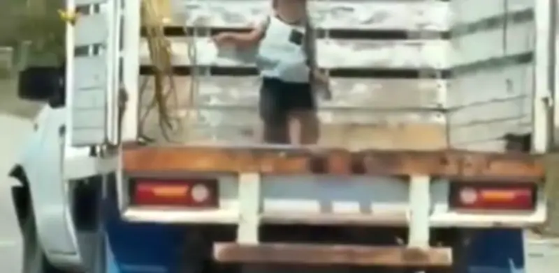 Niño de 3 años viaja aferrado a batea de camioneta en Oaxaca; confusión familiar lo puso en riesgo