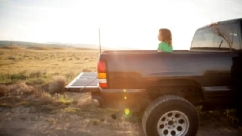Niño de 3 años viaja colgado en camioneta en Oaxaca; automovilistas evitan tragedia