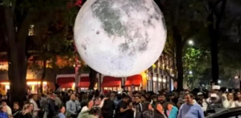 Nueva 'Lady Luna' detiene tráfico en Reforma para foto con instalación artística