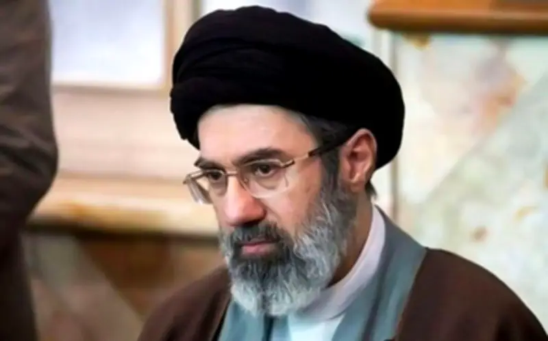 Nuevo Líder de Irán Emite Primer Mensaje Desafiante sobre Cierre del Estrecho de Ormuz