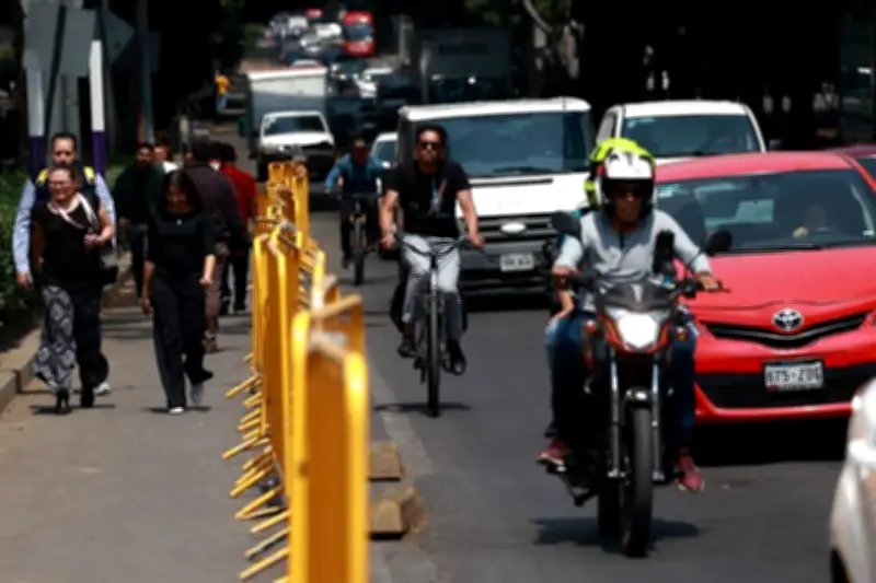 Obras en banquetas de Insurgentes Sur generan caos vial en la CDMX