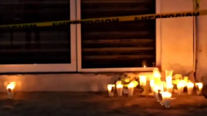 Ofrenda a maestras asesinadas en Lázaro Cárdenas mientras trasladan a adolescente homicida