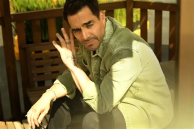 Omar Chaparro celebra un momento de éxito bien merecido en su carrera