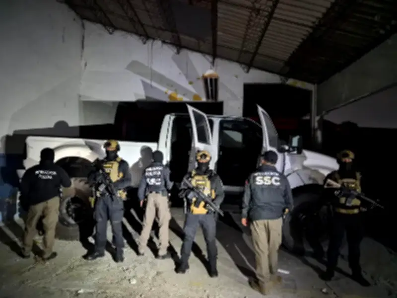 Operativo en Azcapotzalco desmantela taller de blindaje artesanal y asegura 33 vehículos