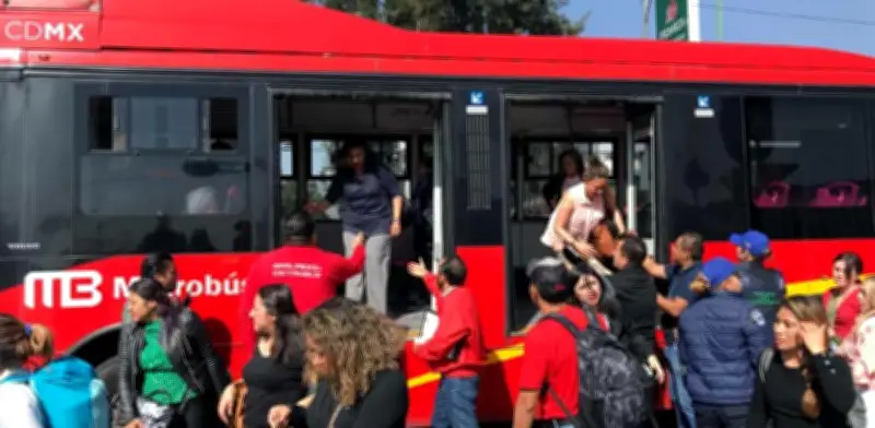 Operativos en CDMX: 16 infracciones y 13 motos al corralón por invadir carril del Metrobús