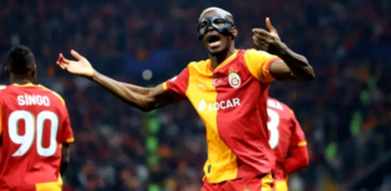 Osimhen llora por homenaje a su madre en la Champions con tifo del Galatasaray