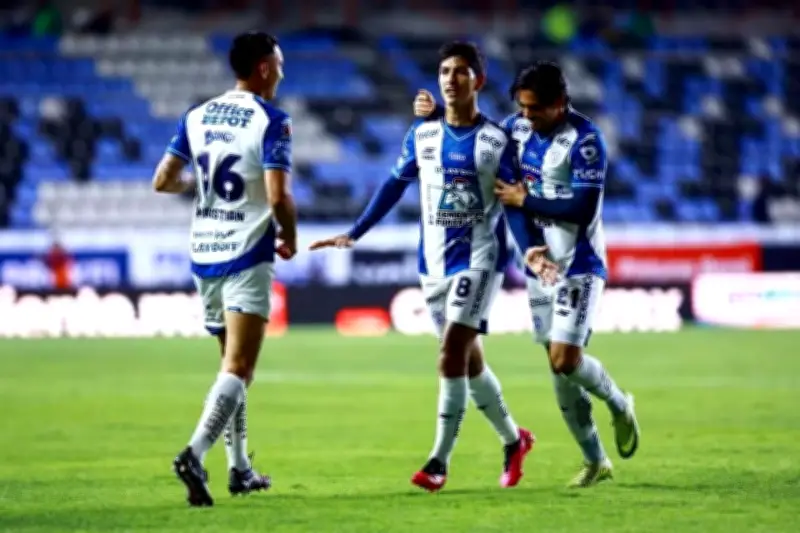 Pachuca se impone a Puebla en partido polémico con expulsión