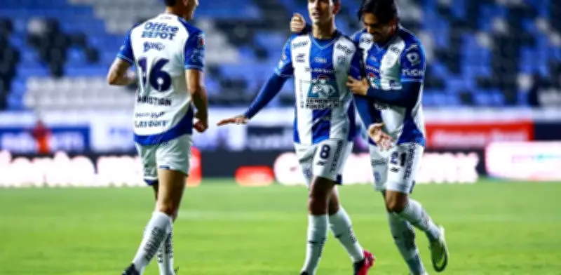 Pachuca vence 2-1 a Puebla en Liga MX pese a jugar con 10 hombres desde el minuto 20