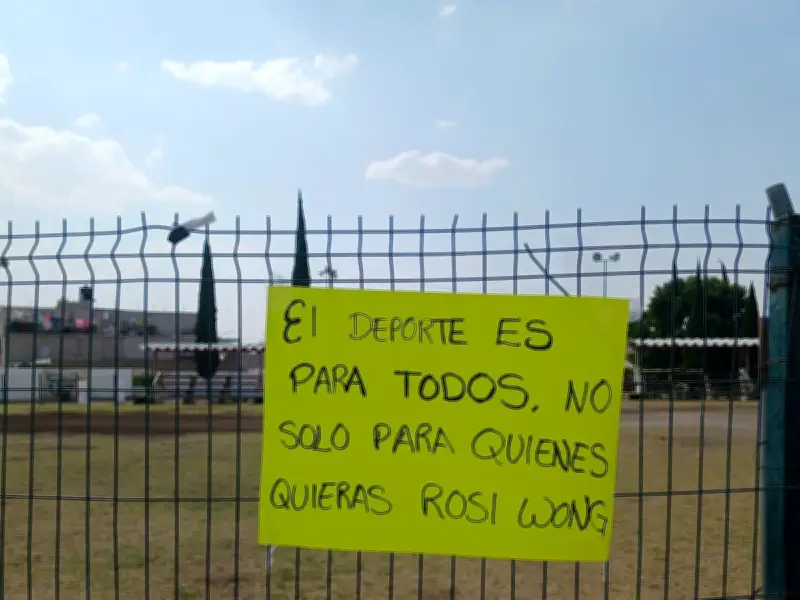 Padres de Tecámac protestan por cierre de instalaciones deportivas municipales