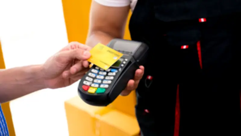 Pagos digitales en gasolineras y casetas: riesgos y consejos de seguridad ante nueva obligatoriedad