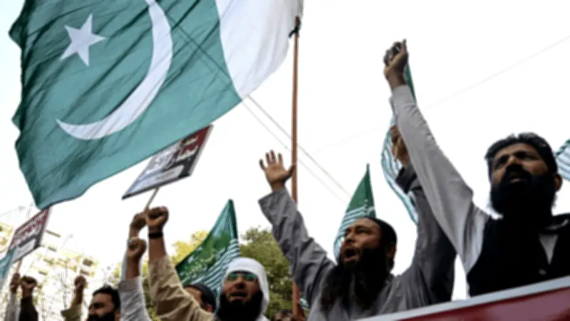 Pakistán eleva a 352 talibanes afganos muertos tras intensos bombardeos fronterizos