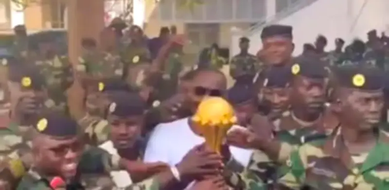 Pape Thiaw exhibe el trofeo africano en base militar tras polémica decisión de la CAF