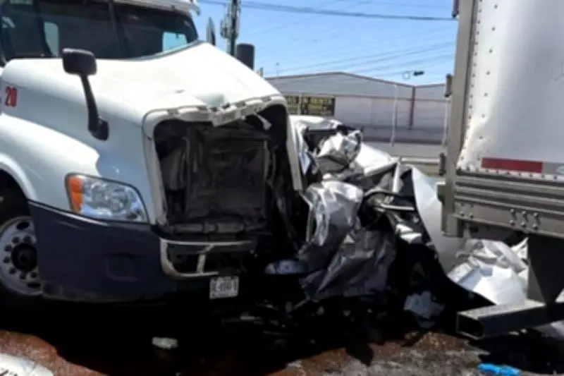 Pareja logra sobrevivir a violento choque en la Vía Libre hacia Laredo