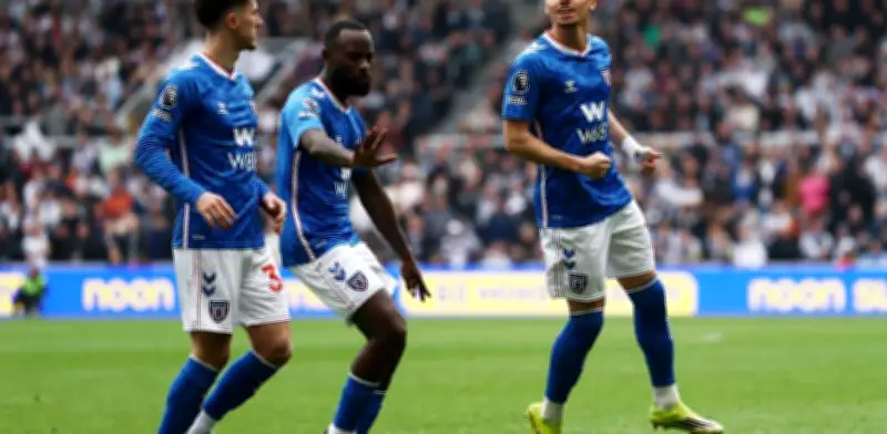 Partido Premier League detenido por insultos racistas contra Geertruida