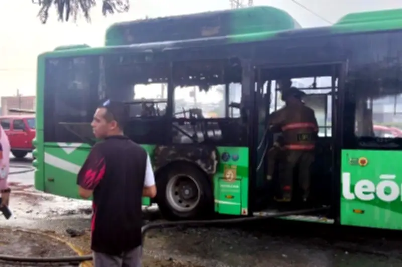 Pasajeros Escapan Ilesos de Incendio en Autobús en México