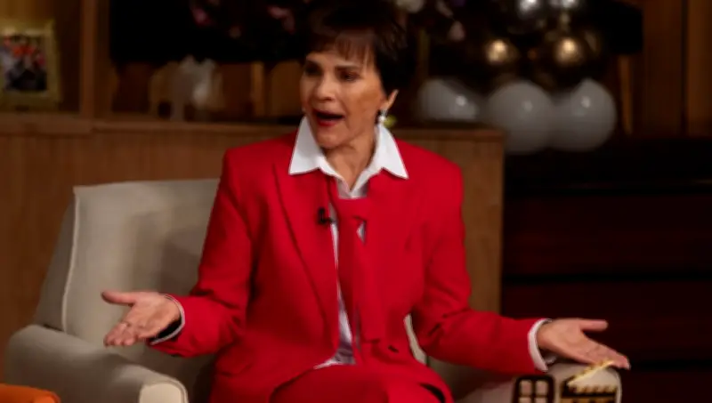 Pati Chapoy revela que miró fijamente braguetas de hombres durante demanda de Televisa