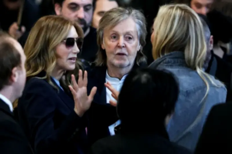 Paul McCartney sorprende con aparición en la pasarela de su hija en París