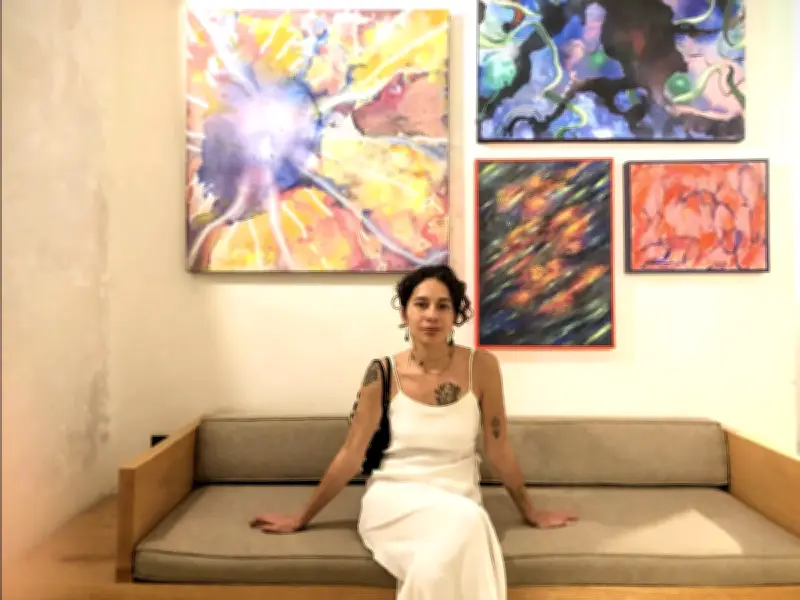 Paula Trujillo: La artista tapatía que pinta sensaciones y texturas con surrealismo