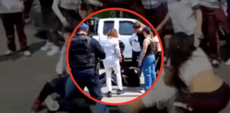 Pelea Campal en CETIS 32 de CDMX: Policía No Interviene y Se Viraliza