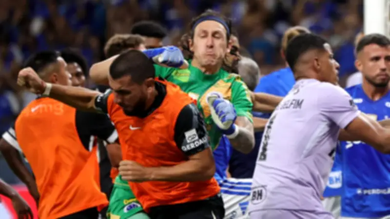 Pelea campal en final brasileña deja 23 expulsados; portero sufre chichón grave