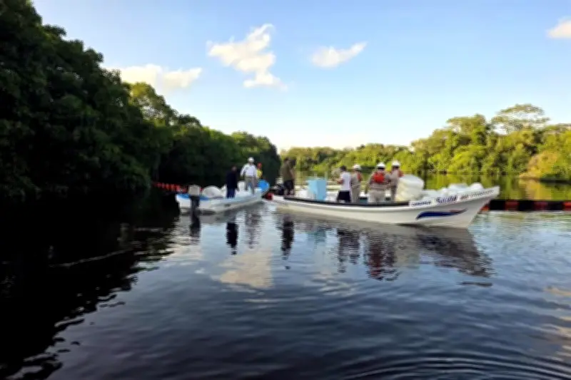 Pemex logra contener derrame de hidrocarburos en río seco de Tabasco