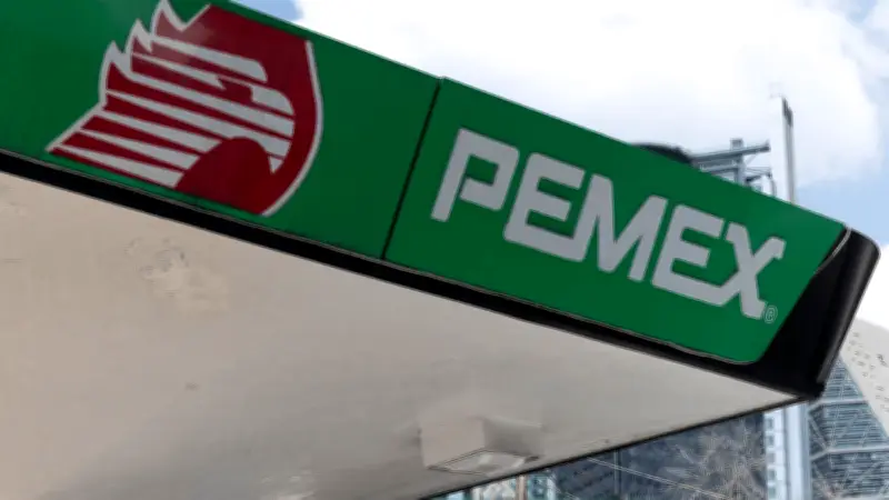 Pemex niega derrame en Veracruz mientras pobladores reportan chapopote en playas