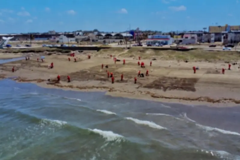 Pemex recolecta 128 toneladas de residuos de crudo en el Golfo de México