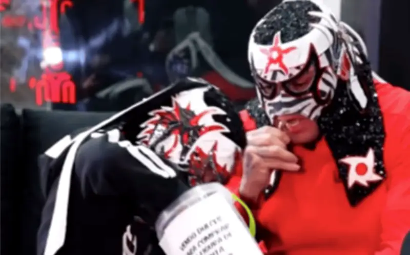 Penta El Zero Miedo sorprende a niño que vendía dulces para comprar su figura de acción