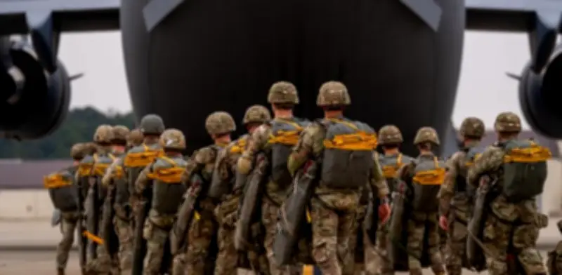 Pentágono despliega 3 mil paracaidistas de élite a Oriente Medio en escalada militar