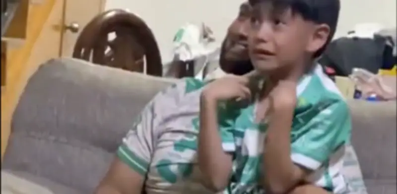 Pequeño aficionado del Santos Laguna llora de emoción tras primera victoria en el torneo