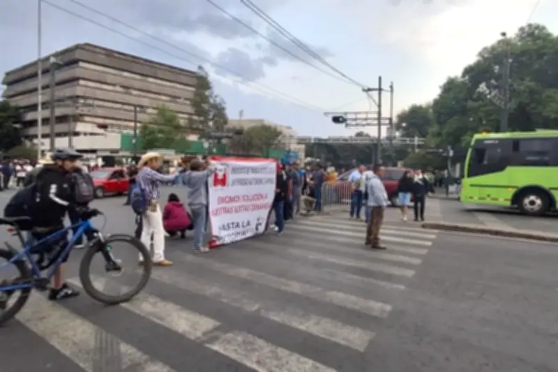 Personal de Chapingo protesta sobre Avenida Universidad por recortes presupuestales