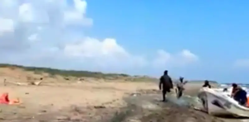 Pescadores de Veracruz desmienten limpieza de playas tras derrame de crudo