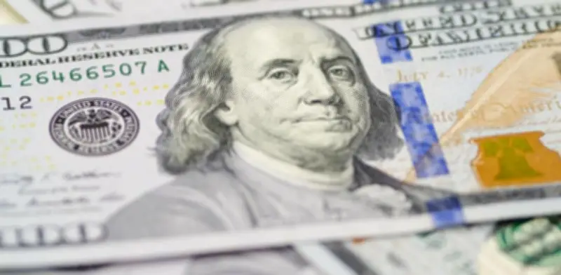 Peso Mexicano Recupera Terreno, Pero Enfrenta Su Peor Mes Desde 2024