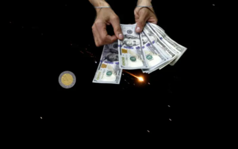 Peso mexicano registra leve avance frente al dólar este miércoles 25 de marzo