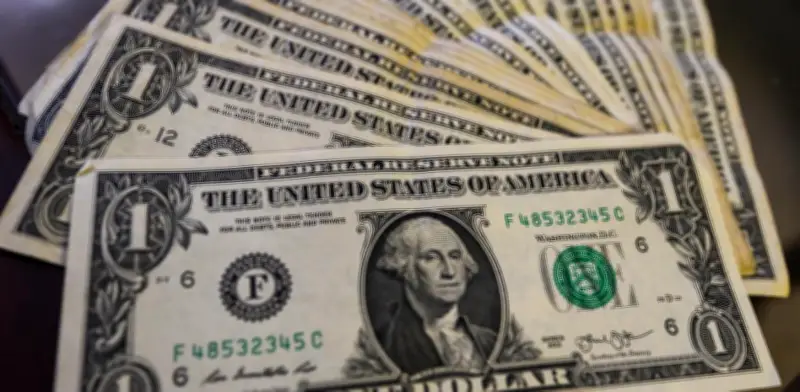 Peso Mexicano Supera los 18 Pesos por Dólar en Tercera Jornada de Pérdidas