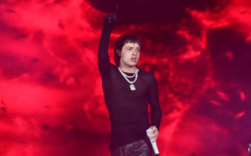 Peso Pluma en el ojo del huracán: polémica por gestos en concierto vinculados al fentanilo