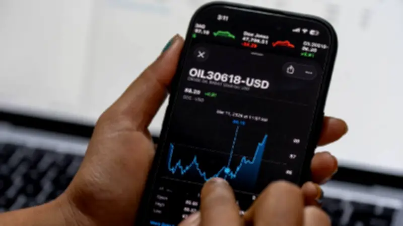 Petróleo escala pese a liberación récord de reservas; mercados bursátiles cierran con pérdidas